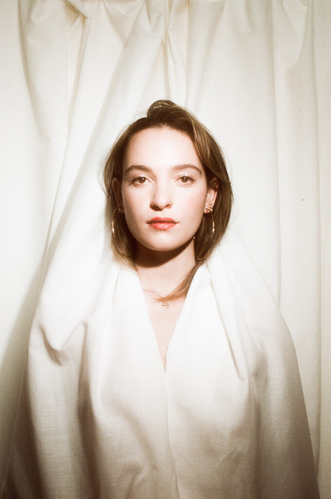 néomí announces debut EP before; shares new track ‘i’ll be there’