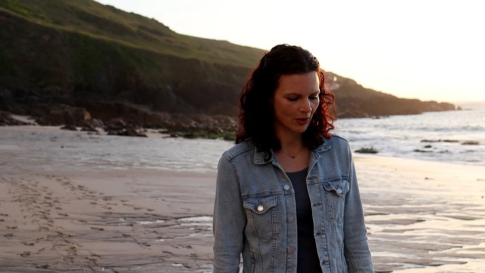 Read more about the article Nell Davies shares new single ‘What The Heart Wants’