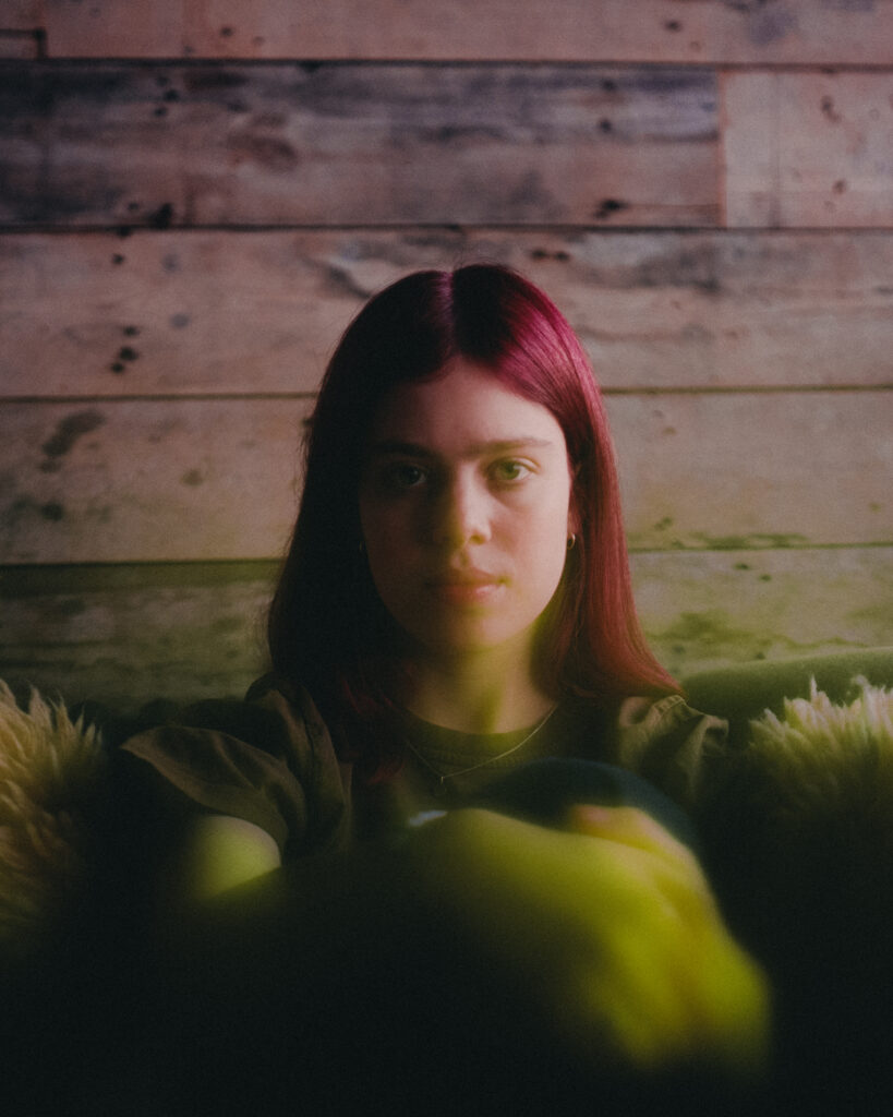 Bonnie Kemplay announces her debut EP; shares new single ‘Static’