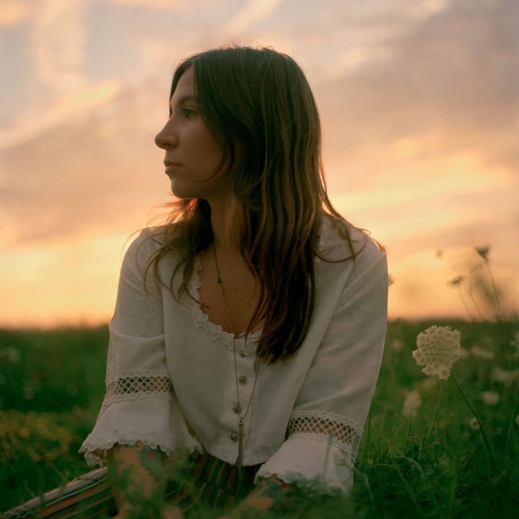 Julianna Riolino shares new single ‘Queen of Spades’