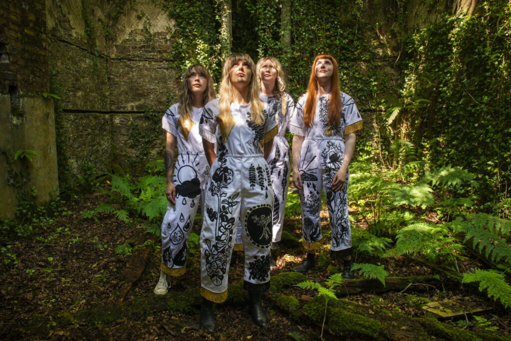 Sister Wives release two more singles from their forthcoming debut, ‘Streets at Night’ & ‘O Dŷ i Dŷ