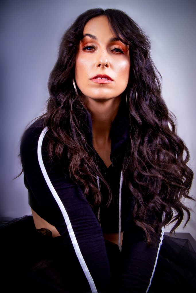 Shira Elias shares funky new single ‘HOOK’D’