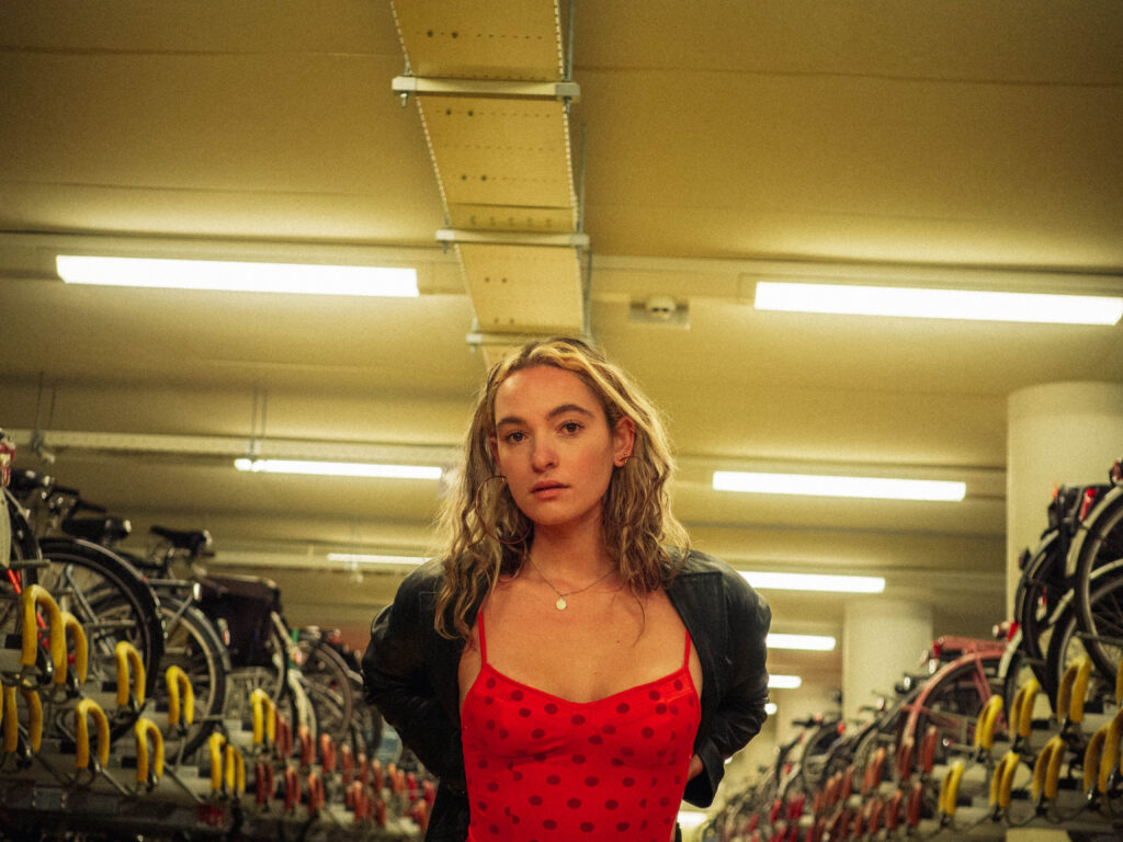 néomí returns with captivating new single ‘Red Balloon’