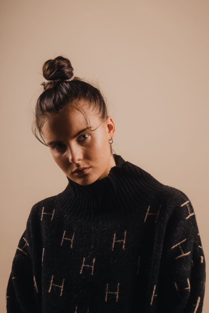 Ash Olsen shares new single ‘BORING!’