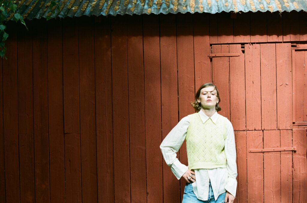 Ellen Krauss returns with shimmering new single ‘Tie Me Down’