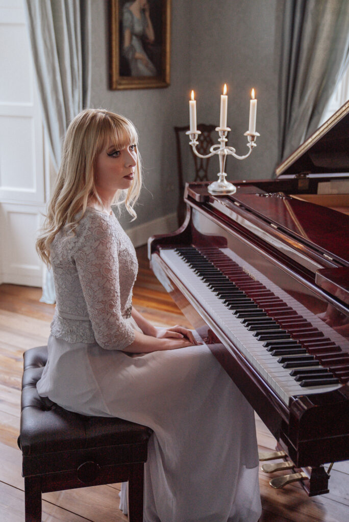 Lisa Murray releases hard-hitting & emotive new single ‘Woman in a World’