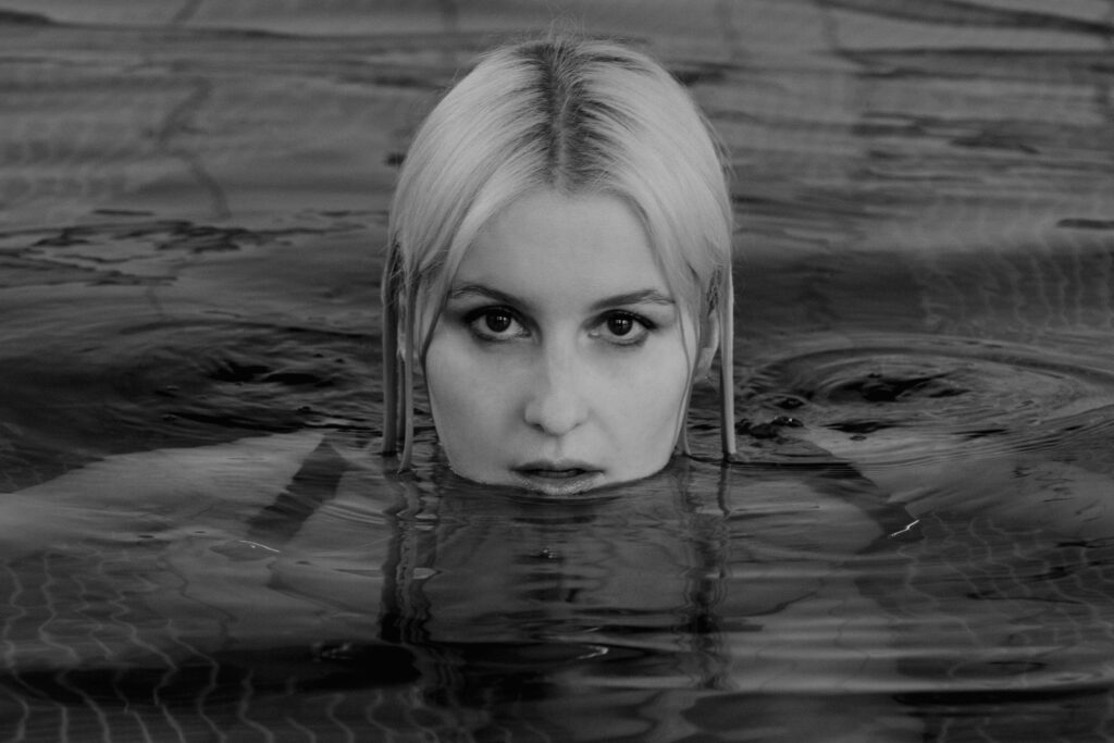 PREMIERE: Floss Jordan bares all on evocative synth pop gem ‘Salt’