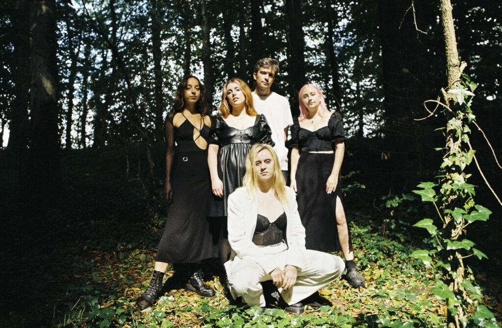 M(h)aol share new single ‘Therapy’