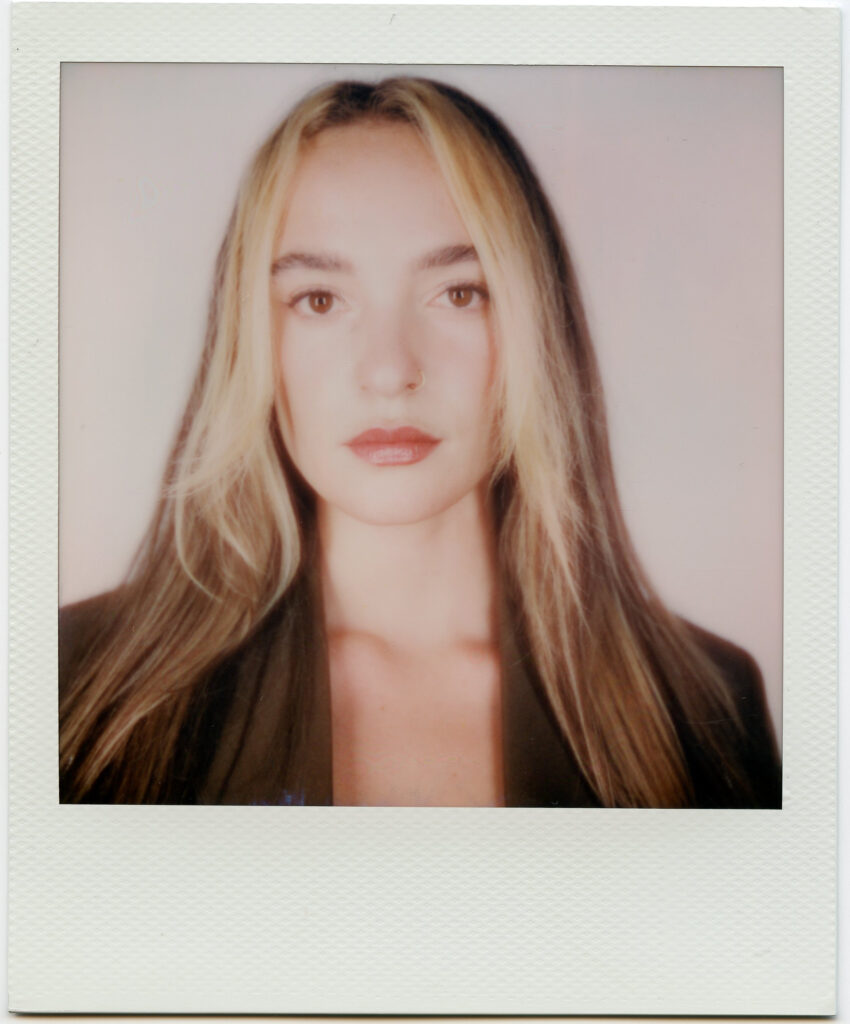 néomí unveils her captivating new single ‘skipping stone’