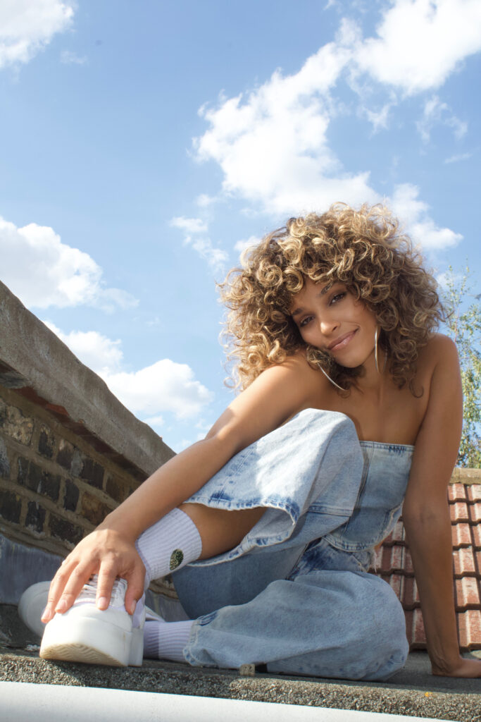 Izzy Bizu delivers breezy, soulful vibes in latest track ‘Walk Away’