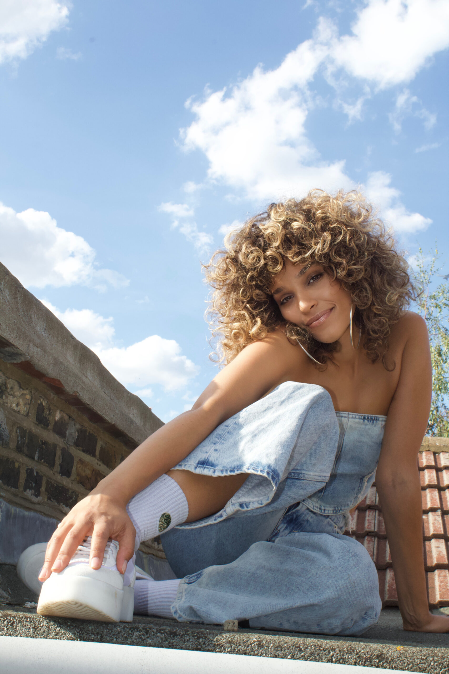You are currently viewing Izzy Bizu delivers breezy, soulful vibes in latest track ‘Walk Away’