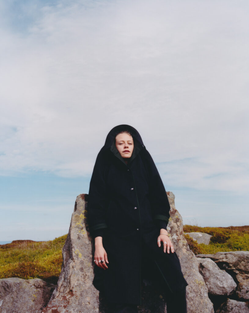 Anna B Savage releases new single ‘Pavlov’s Dog’