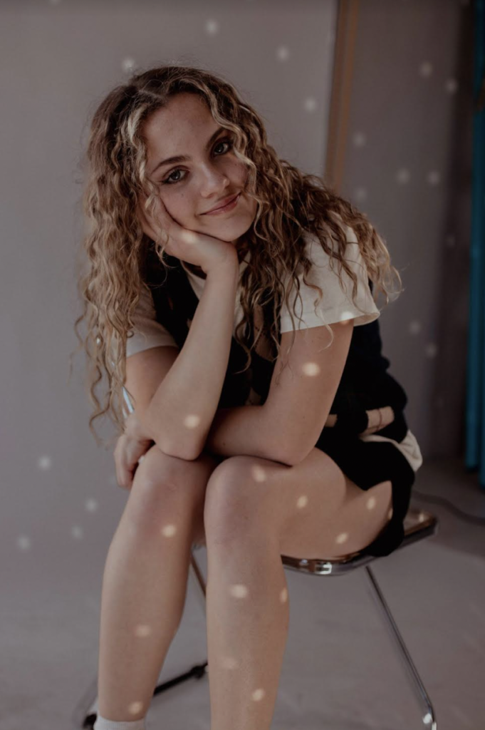 Izzy Mahoubi shares new single & music video ‘Torn In Two’
