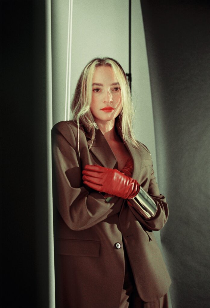 néomí offers up tender new single ‘i could never leave’