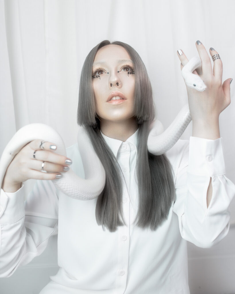 LUNA AURA takes back what’s hers in ‘MONEY BAG’