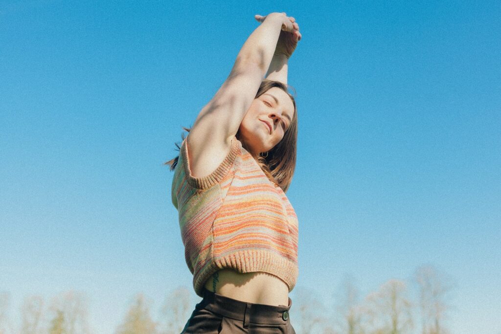 Charlotte Carpenter explores music industry’s power structures on new single/video ‘Spinning Plates’
