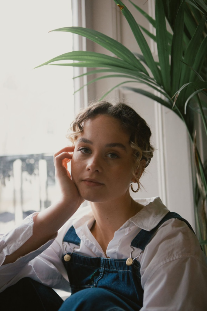 Matilda Bond releases irresistible new single ‘Meet Me In The Middle’