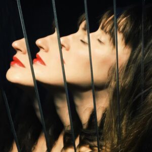 Read more about the article Annie Hart announces new album The Weight Of A Wave & shares first single, ‘Stop Staring At You’
