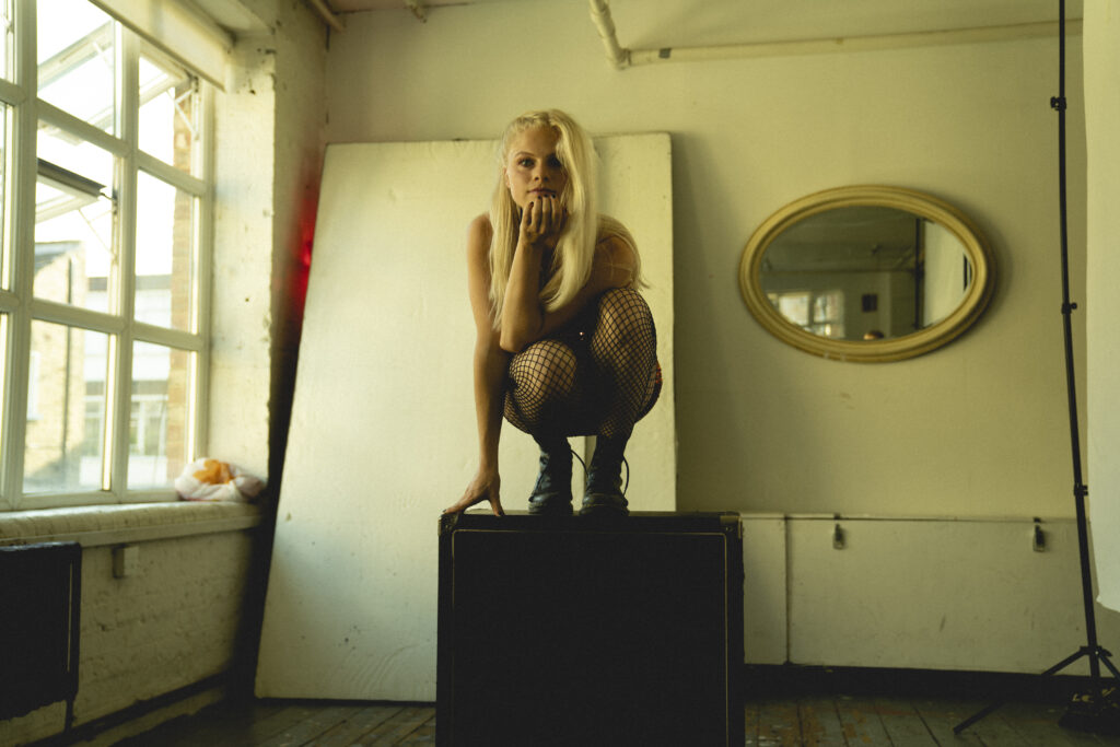 Izzy S.O shares 90’s inspired, infectious offering ‘Silly Me’