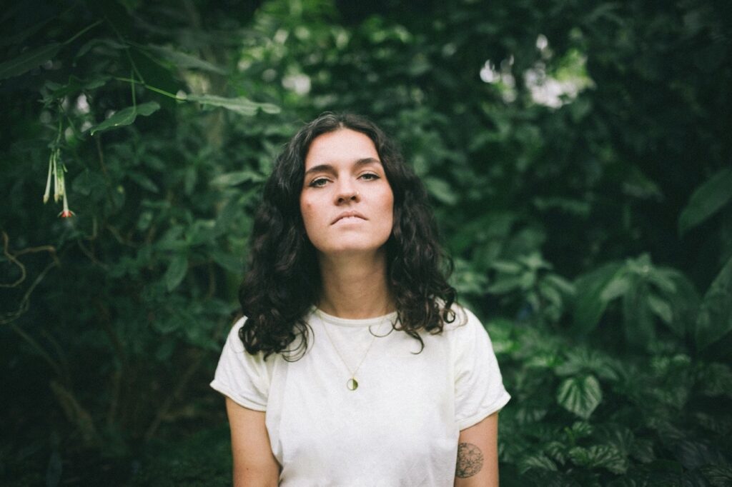 Hattie Whitehead explores loss in powerful new single ‘MECHANISM’