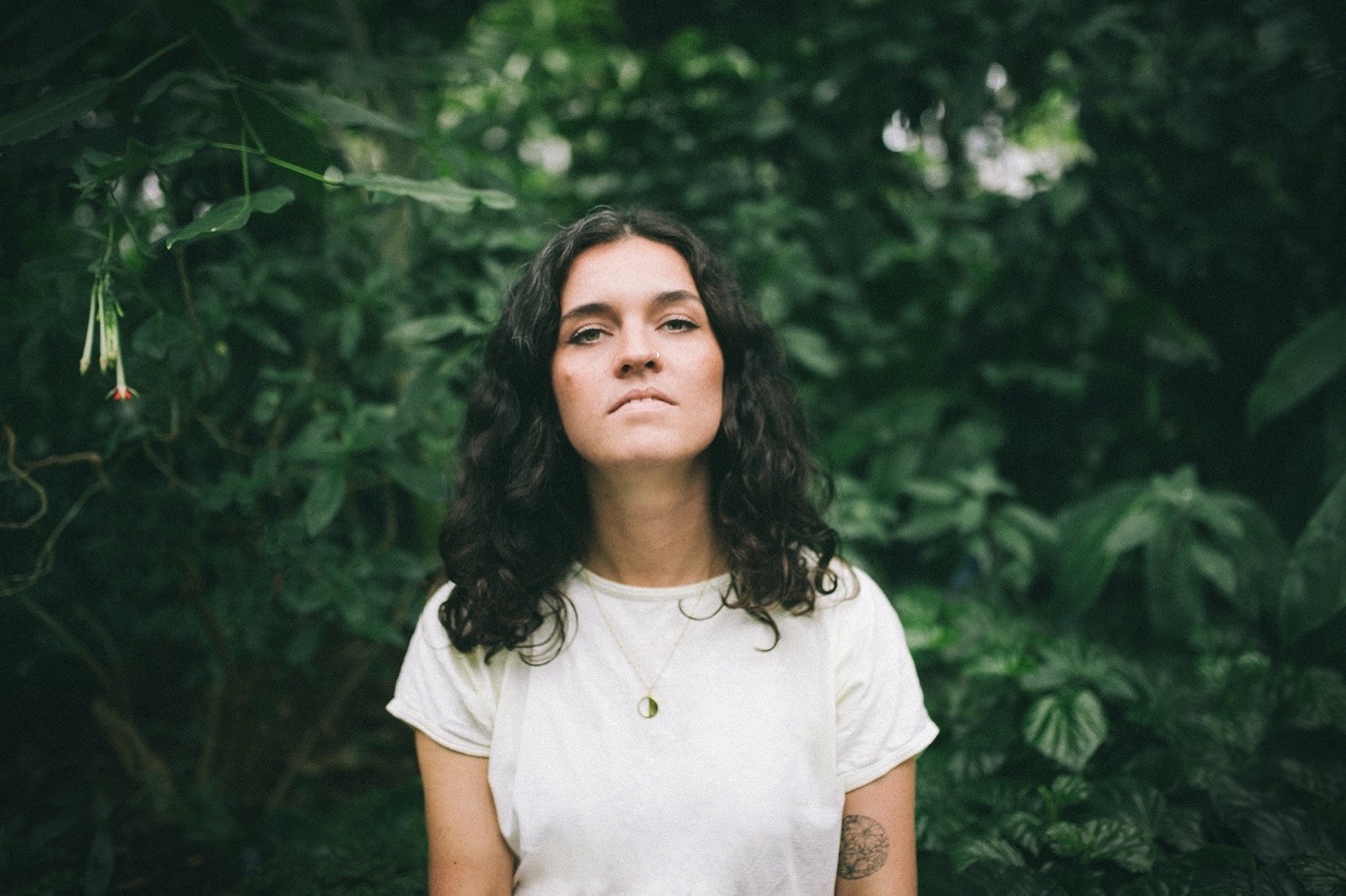 You are currently viewing Hattie Whitehead explores loss in powerful new single ‘MECHANISM’