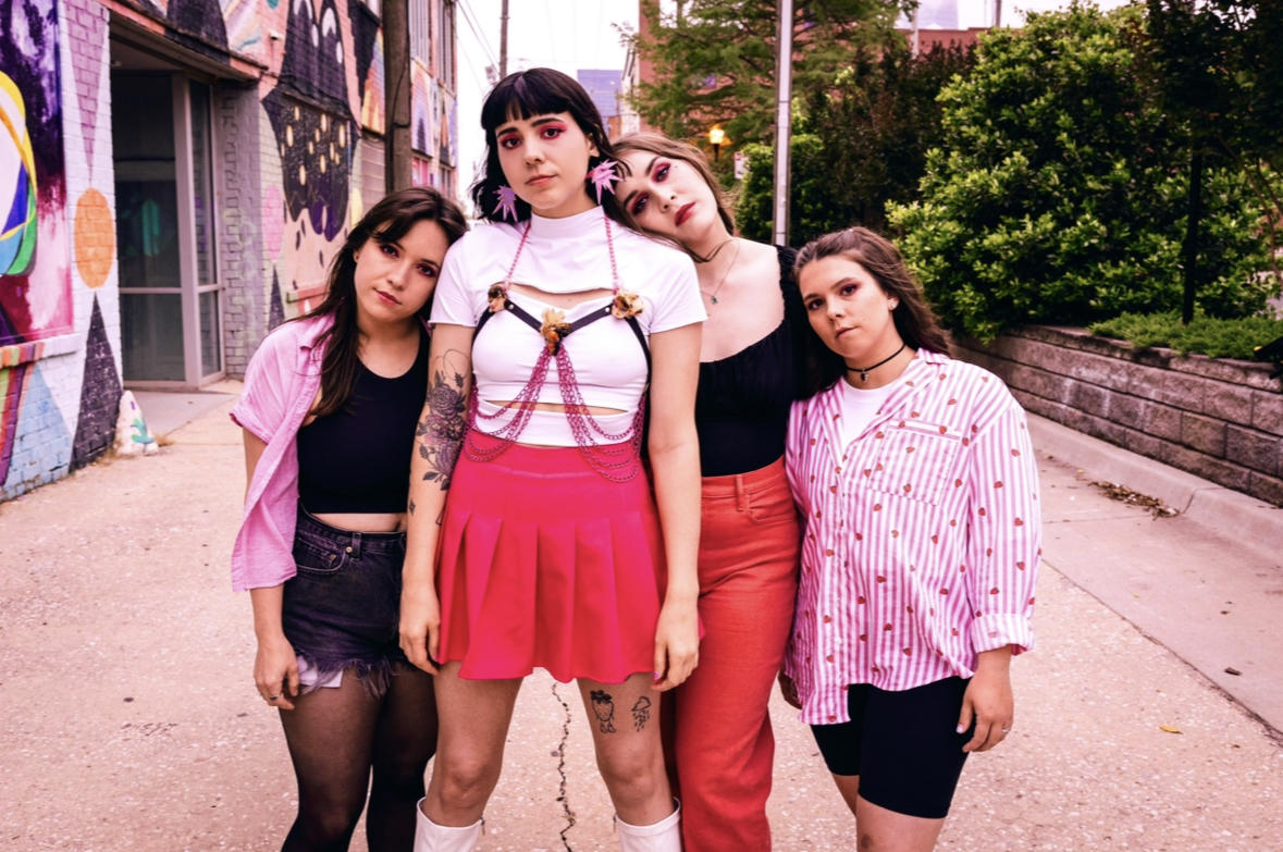 You are currently viewing stepmom share new single ‘Chaos Candy’