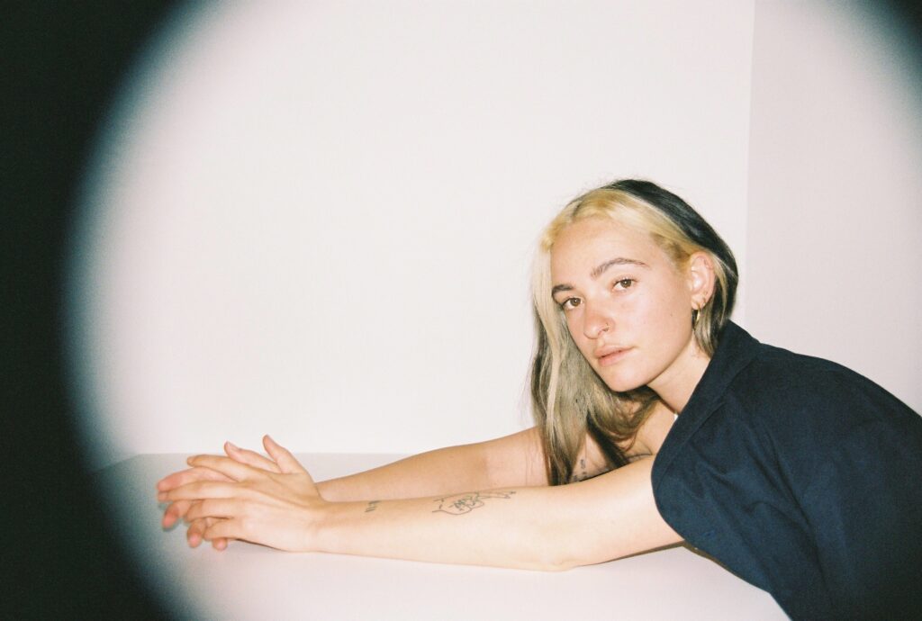 néomí returns with emotive new single ‘Your Girl’