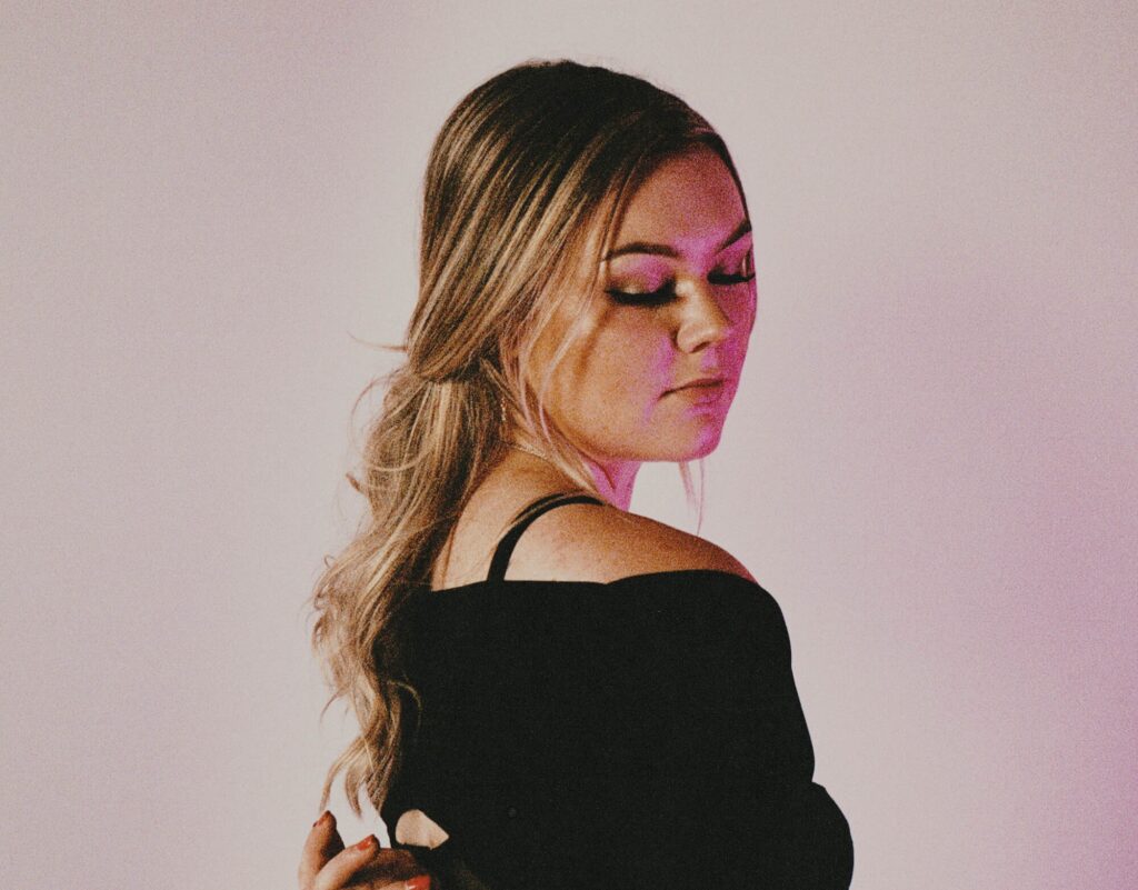 Mikalyn drops iridescent new single, ‘Prisoner’
