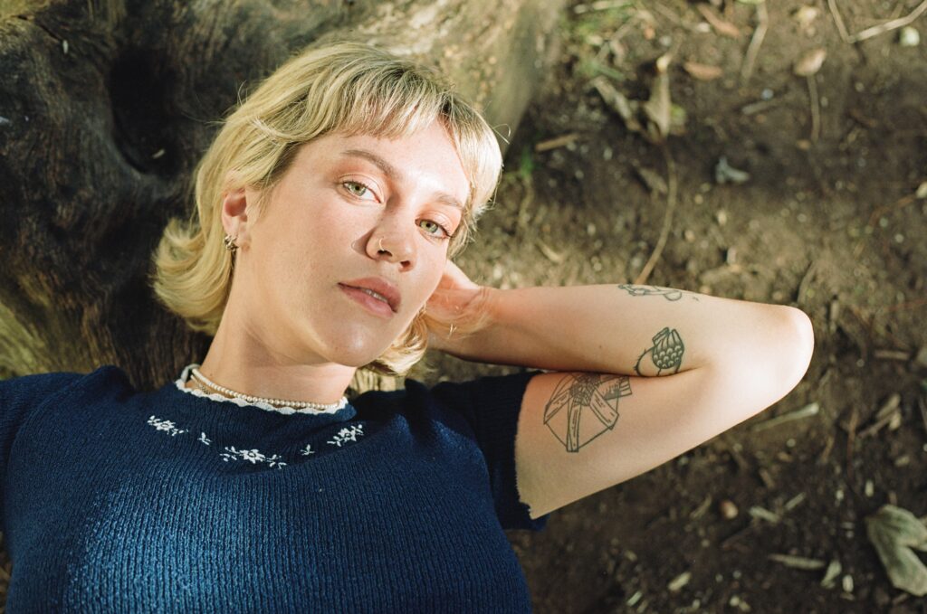 Bess Atwell releases new track ‘The Weeping’