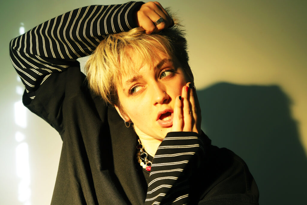 Phoebe Hall announces new EP & shares pop gem ‘Like This’