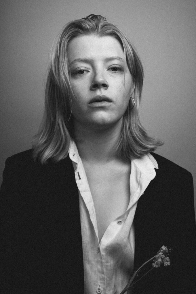 Rosie Frater-Taylor channels Joni Mitchell & John Mayer on new single ‘Heartbeat’