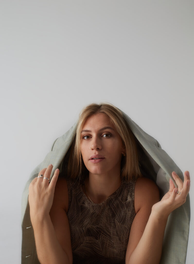 Zola Courtney shares heavenly new single ‘Firing Line’