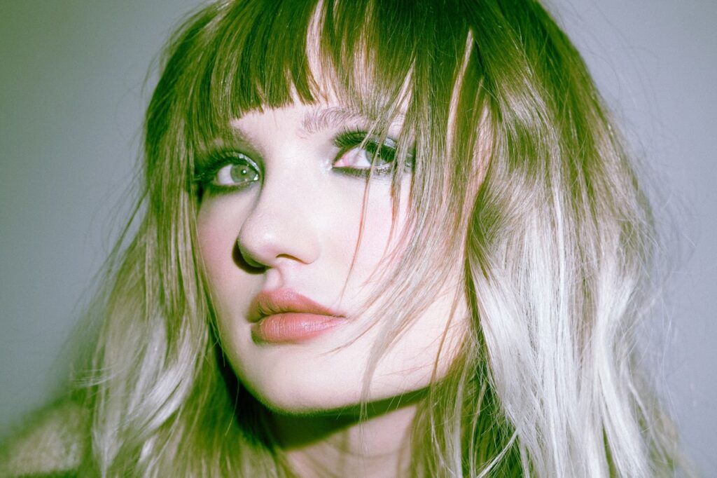 Jackie Hayes announces new EP and shares new single ‘Happy Ending’ ft. sophie meiers