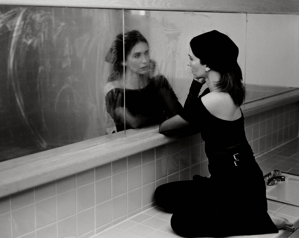 Ghostly Kisses return with hypnotic new single ‘Crimson’