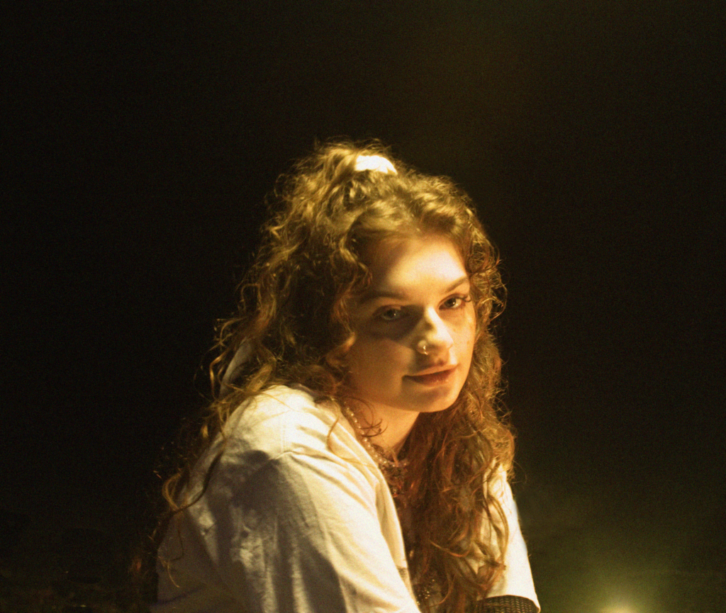 Eden Rain gives a stunningly sweet and sincere performance on new single ‘Closer’
