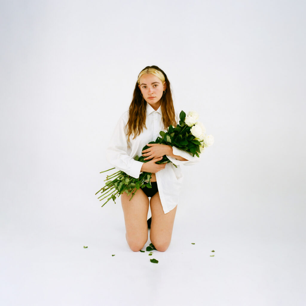 néomí announces debut album somebody’s daughter alongside new single ‘someone new’