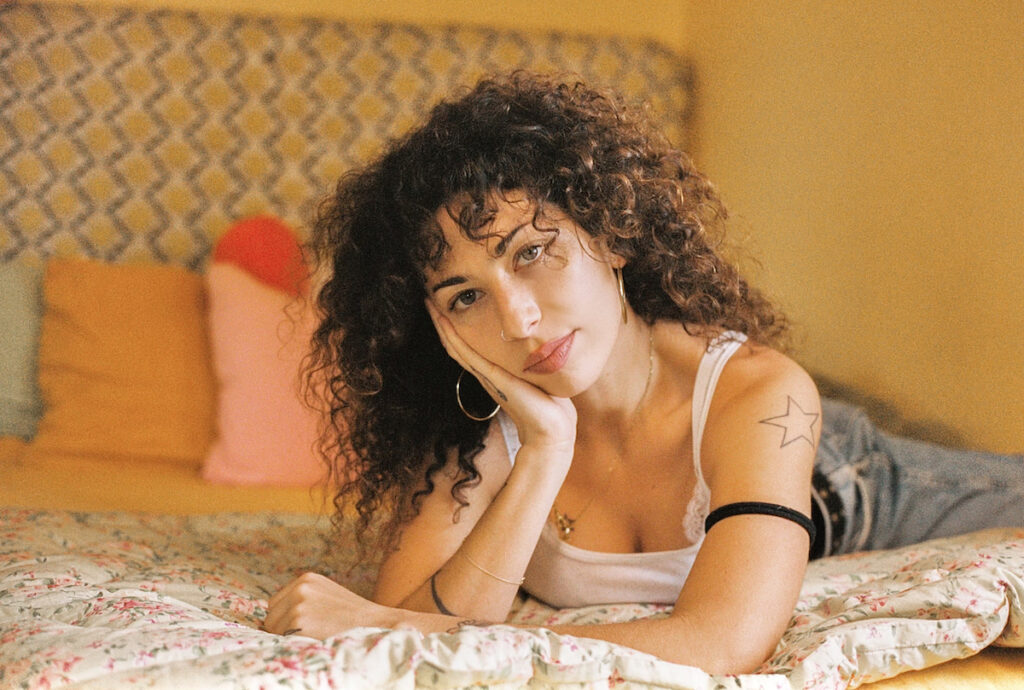DAISY WORLD releases 90’s-flecked grunge pop/R&B single ‘pho & cry’
