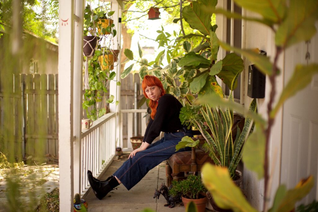 Shannon Lay shares new single & video ‘Mirrors’
