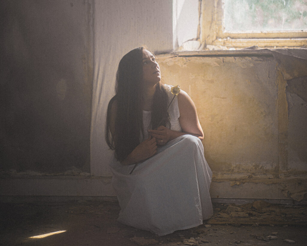 Josienne Clarke shares new single ‘Fear Of Falling’