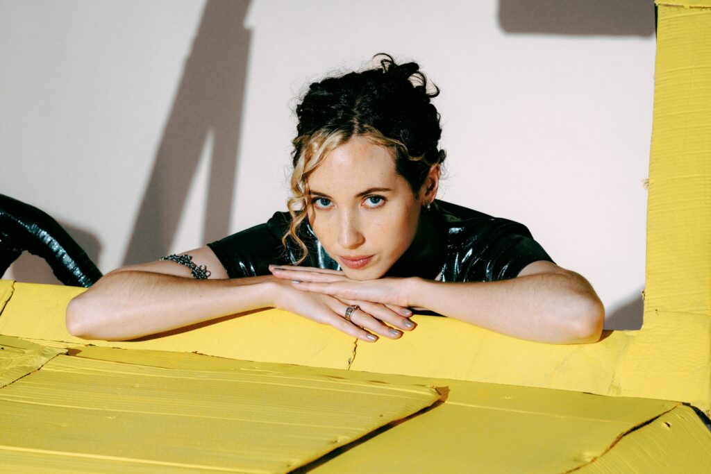 ISLA NOON shares glimmering new single & video, ‘Her’