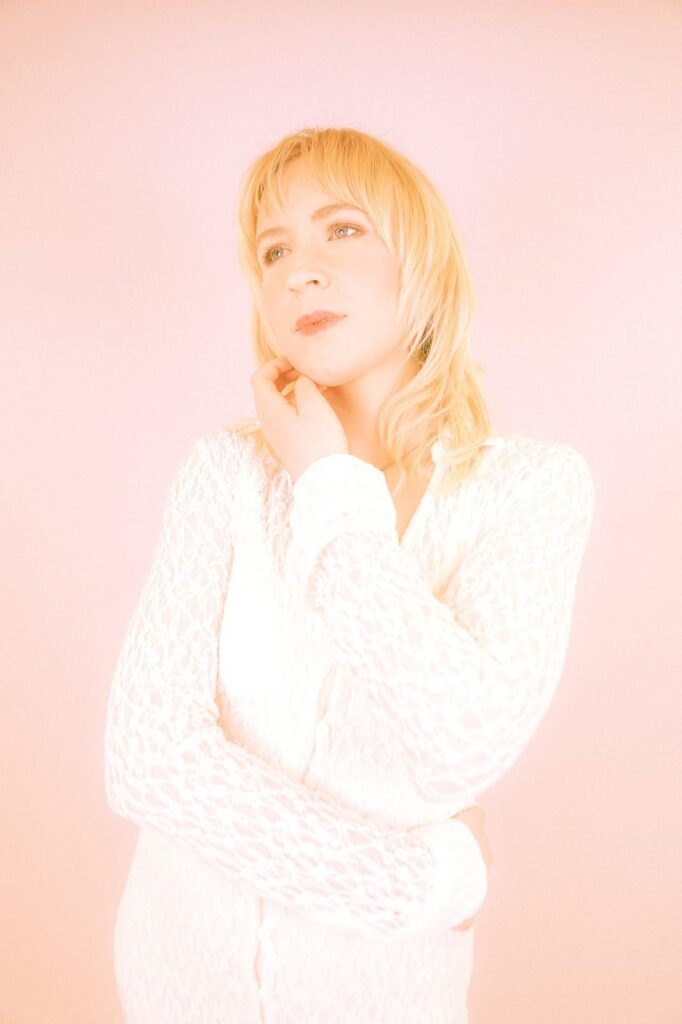 Leila Jane delivers infectious new dreamy pop single ‘Tightrope’