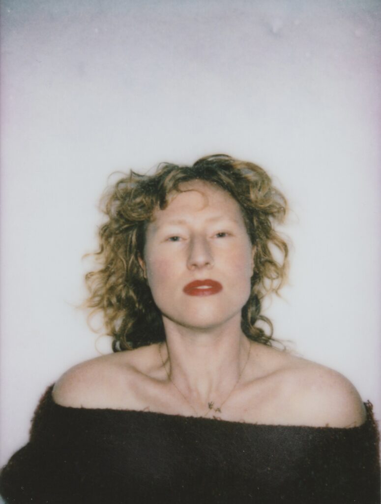 Kelly McMichael tees up new LP with ‘Bomb’