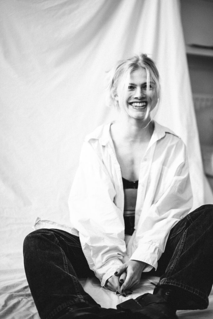 Izzy S.O shares anthemic new single ‘Homesick’