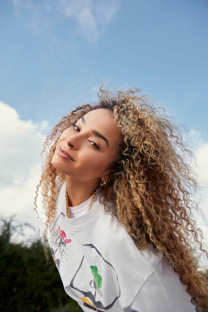 Ella Eyre releases new single ‘domino szn’