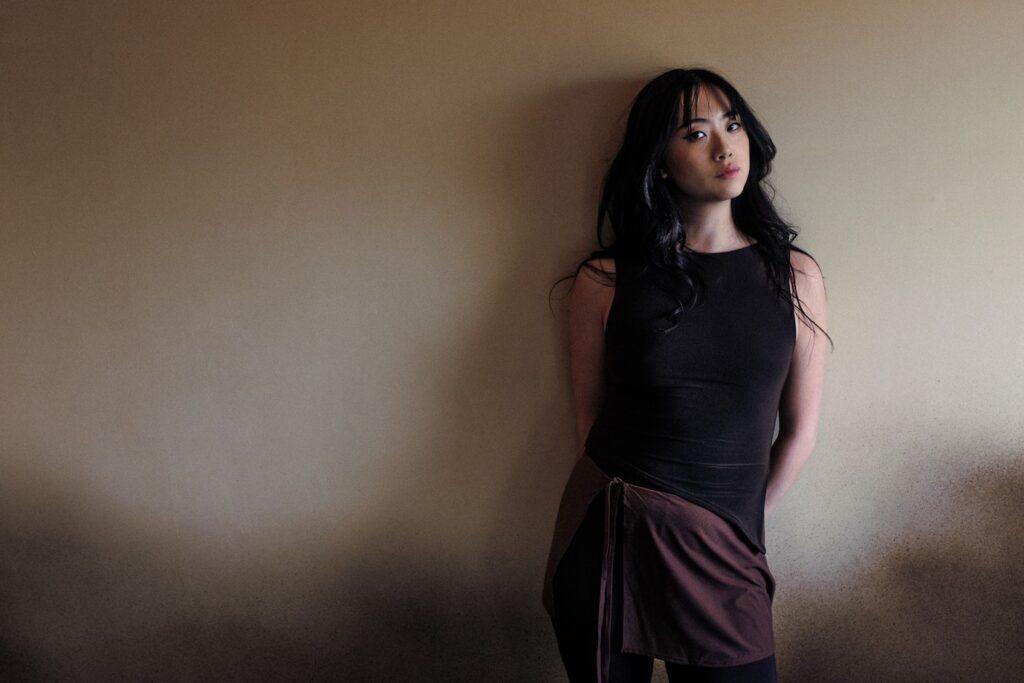 Sarah Kinsley shares new track, ‘Realms’