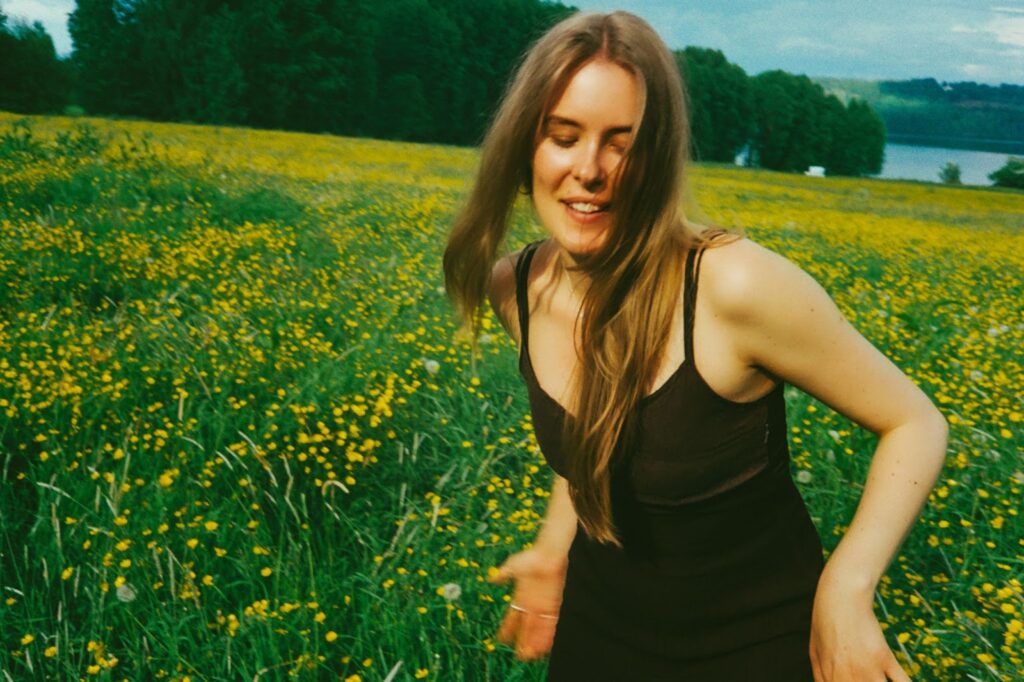 de clair. offers new single ‘seatbelt’