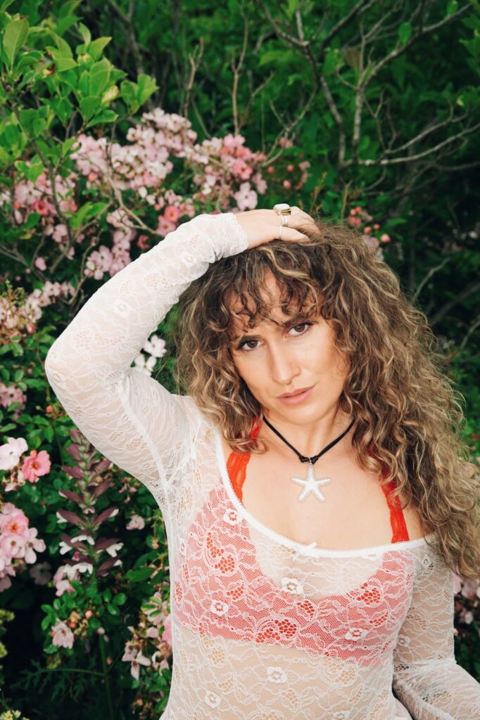 Peri Rae ends the year on a high with powerful new single ‘I Would’