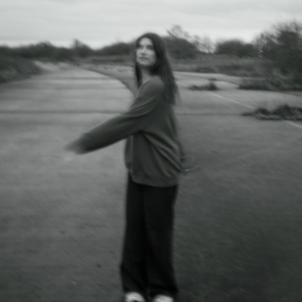 Libby Akerman shares entrancing new single ‘Headlights’