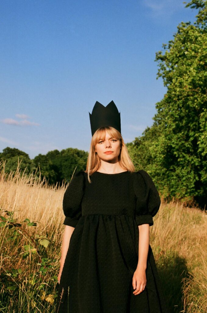 Chloe Foy shares new single ‘Blinkers’
