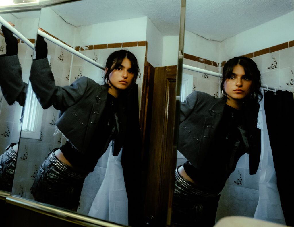 renforshort returns with energetic alt-pop single ‘pretend to like me’